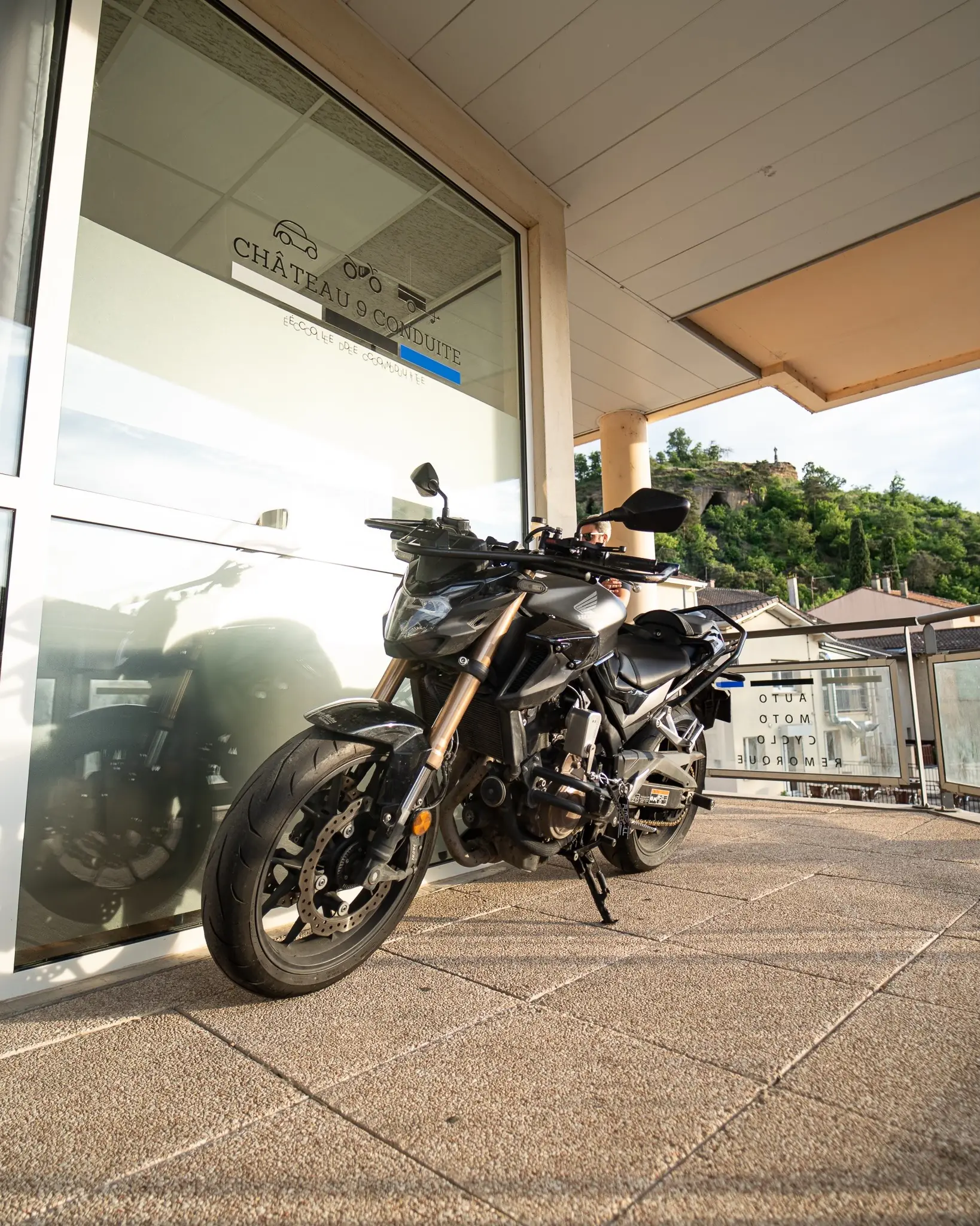 Moto adaptée PMR garée devant l'agence Château 9 Conduite à Châteauneuf-sur-Isère